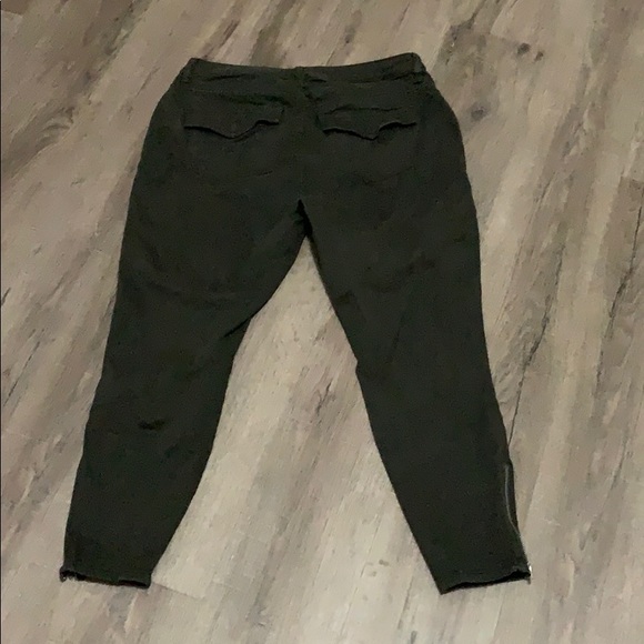 Capri pants - Picture 2 of 2